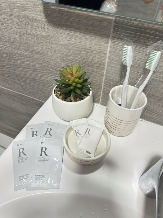 Набор: шампунь, мыло, гель для душа и тапочки. Набор для гостиниц