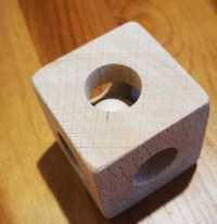 montessori cub cu bila de lemn