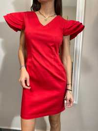 Червена рокля с интересен ръкав