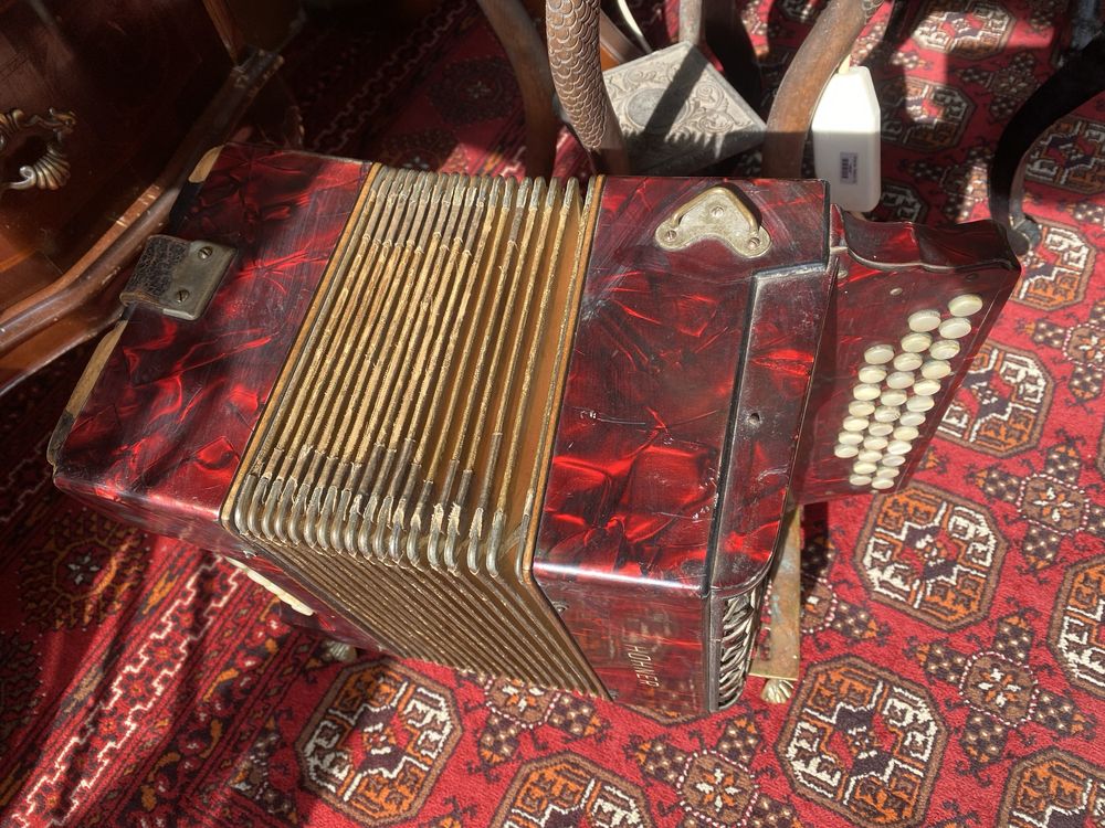 Акордеон Hohner Victoria антика седеф бутони