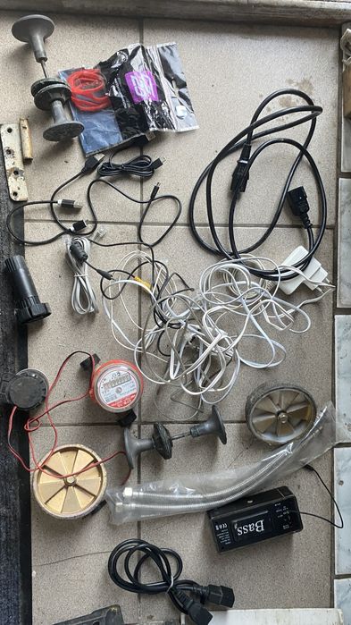 Разное запчастное на фото инструменты запчасти кабель