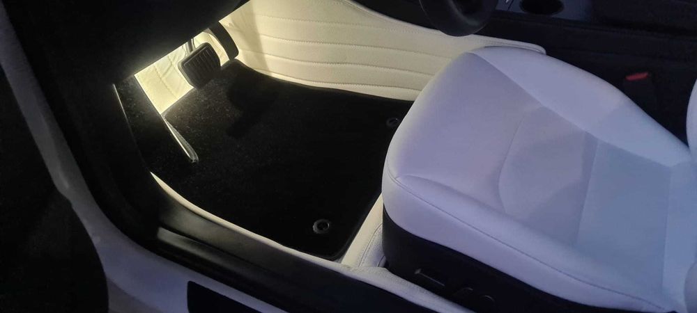 Vand tesla model 3 aug  2022 Long range piele alba