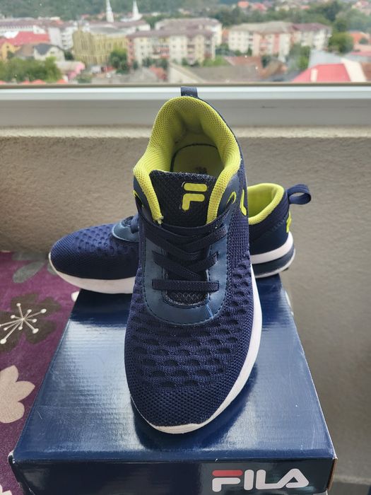 Vând adidasi Fila mărimea 33