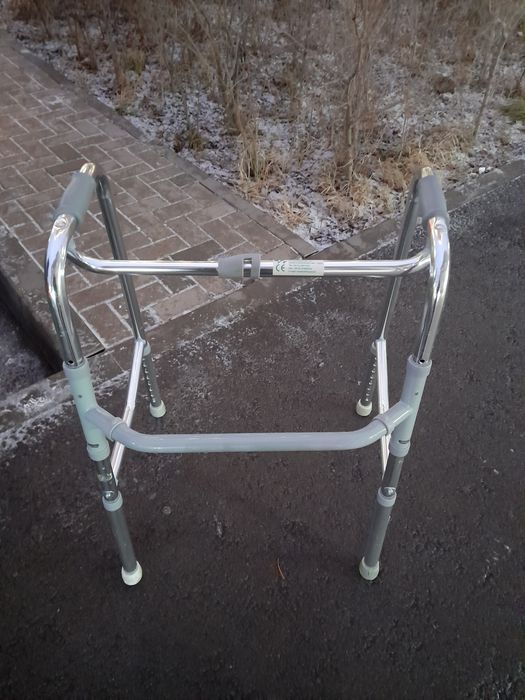 Ходунок для пожилых людей или после операций