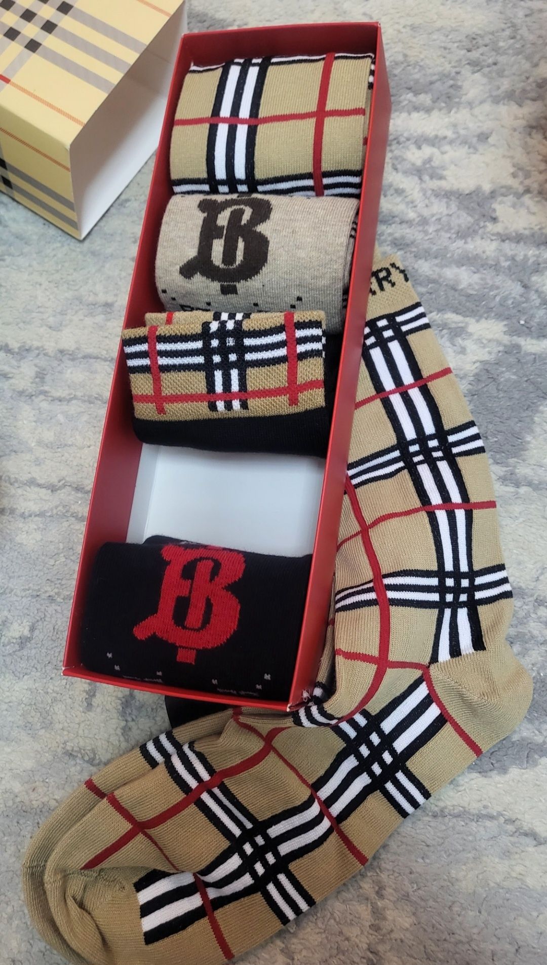 Чорапи Burberry, Moshino, tommy шалове LV