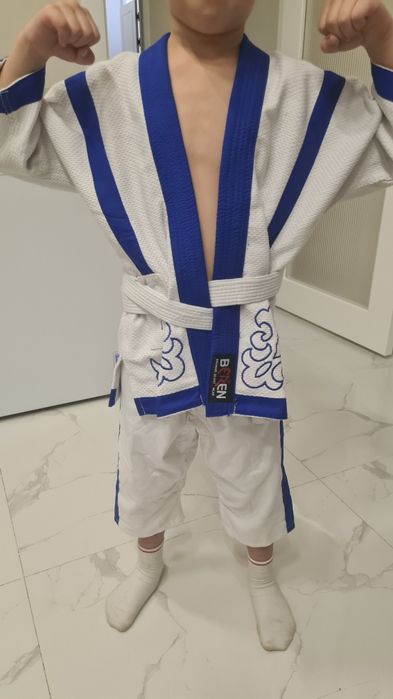 Продам костюм детскии для спорта