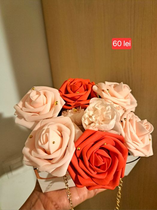 Vând aranjamente florale