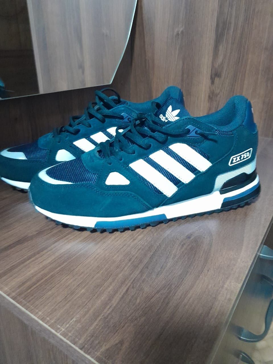Продам кросовки Adidas