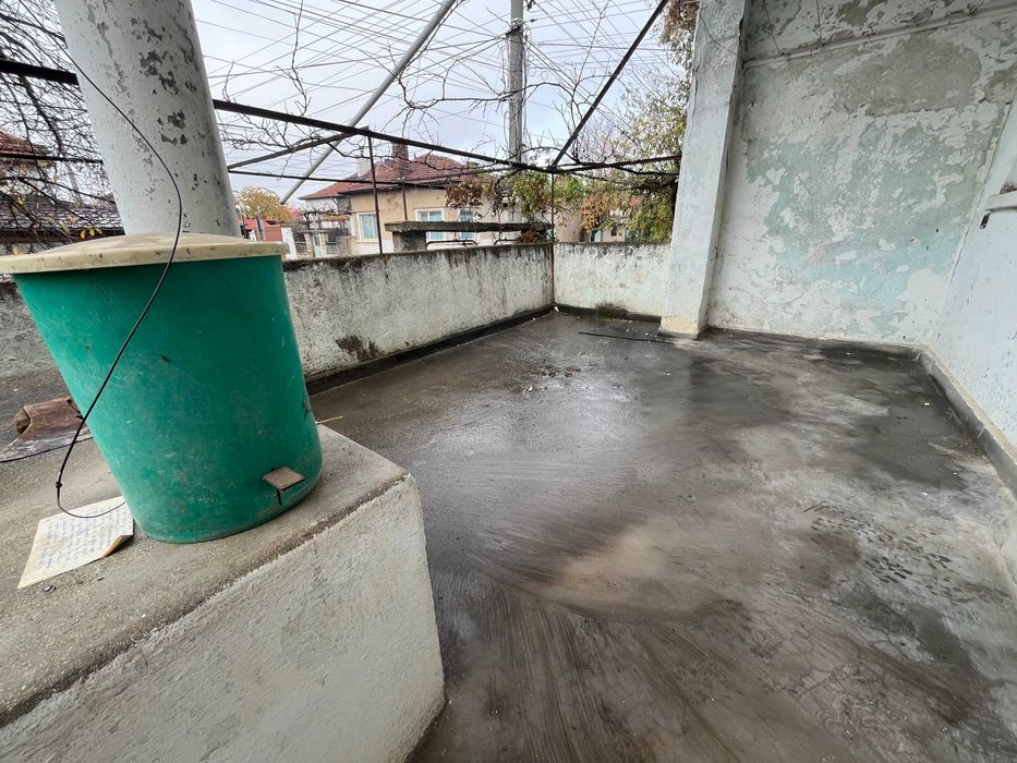 НОВА ЦЕНА!!! Продава се едноетажна къща с приземен етаж и двор