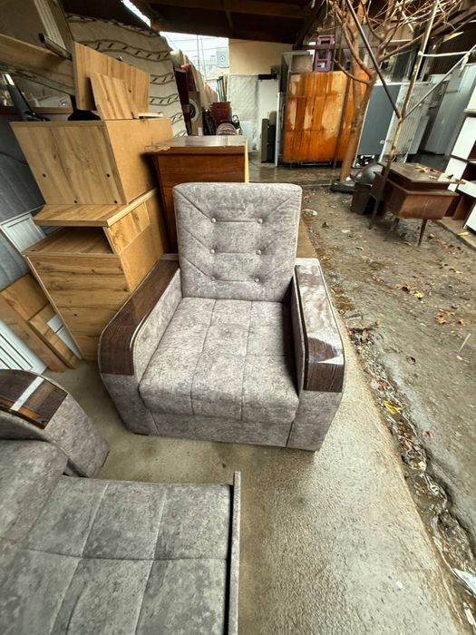 Продается Раскладной диван и 2 кресла