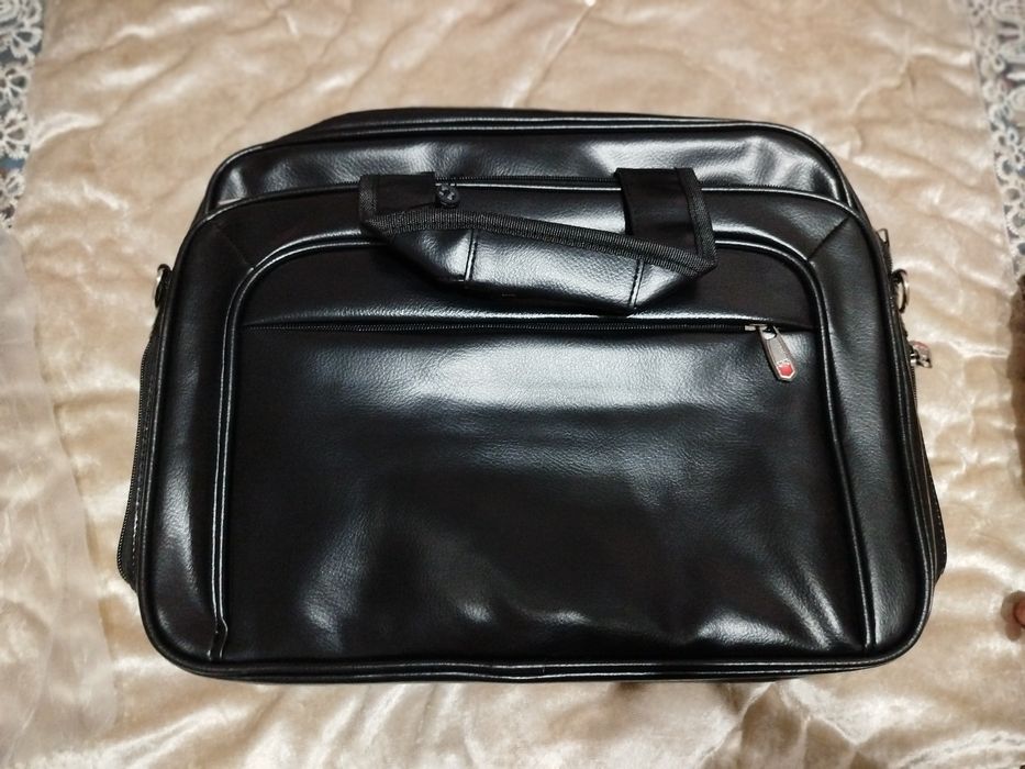 Мужские черные сумки от бренда Geludi.