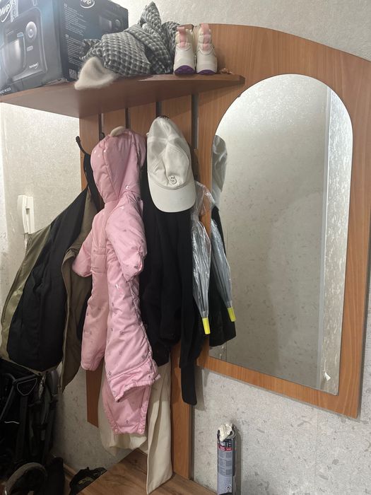 продаю прихожую и тумбочку