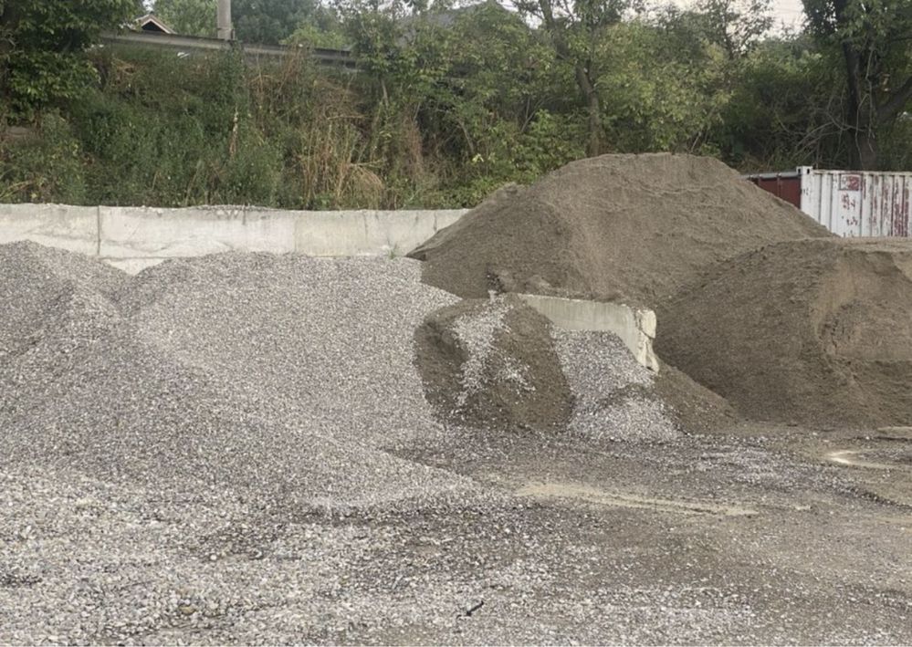 Nisip / Piatră / Balastru / Pământ / Beton semi-umed
