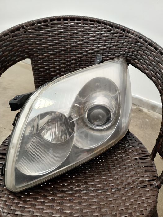 Фарове за TOYOTA Avensis