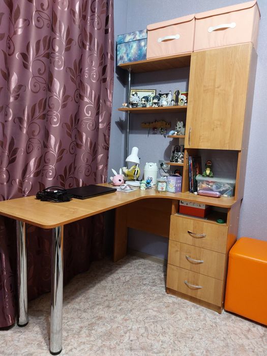 Угловой стол с полками и ящиками