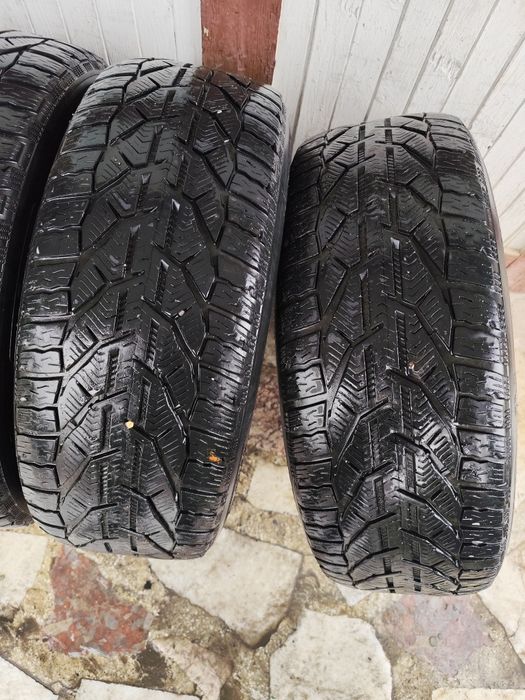 Зимни гуми 225 50 17 4бр. Еднакви