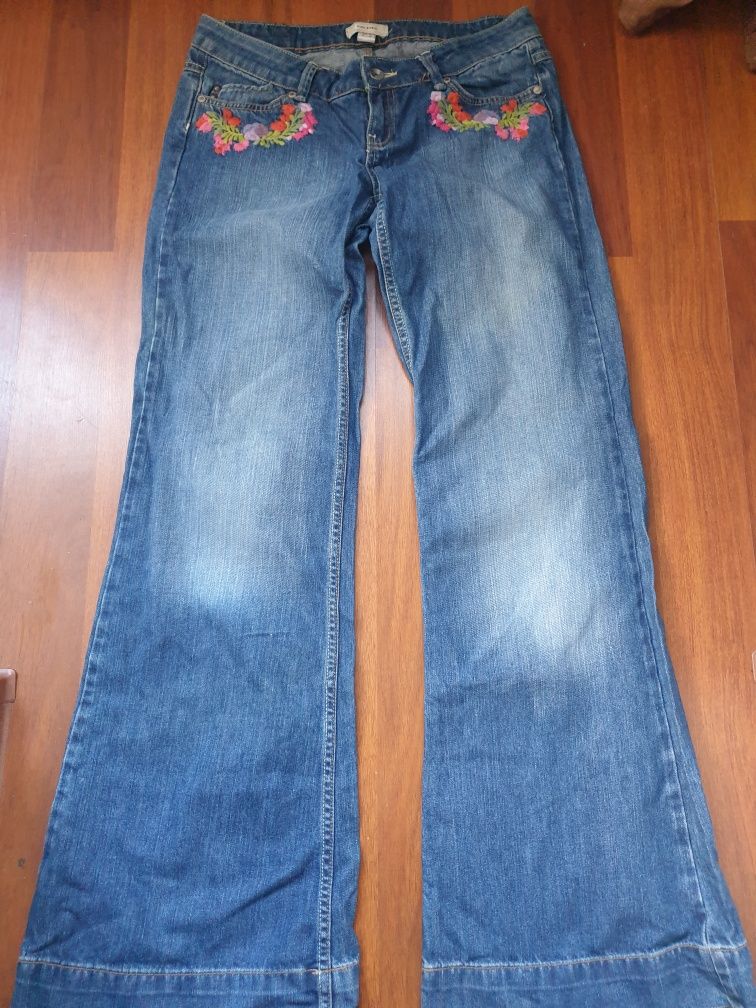 Vand jeans evazat brodat cu floricele,  lung Mango marime M
