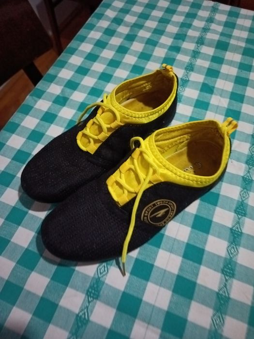 Vând pantofi sport noi, foarte ușori