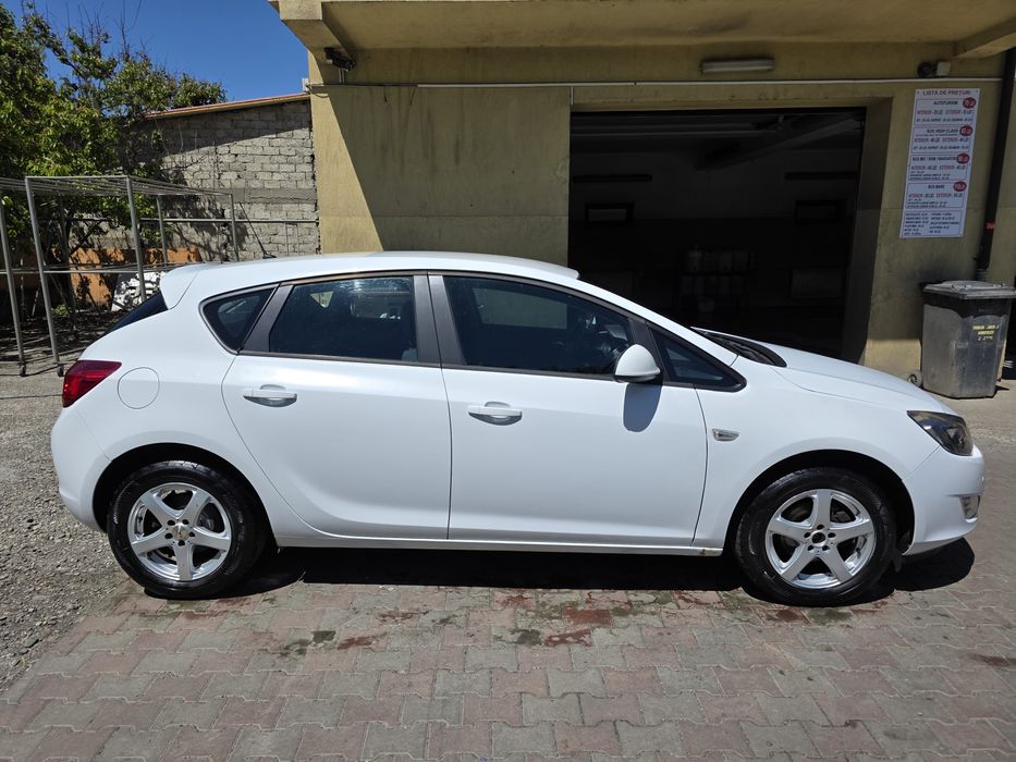Opel Astra J 2012