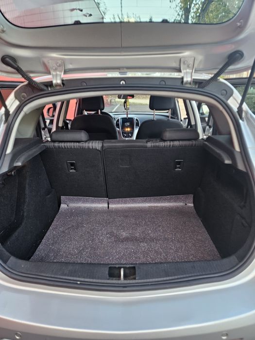 Vând OPEL ASTRA J 2012