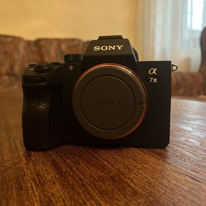 Sony A7 III body — 9.750 cadre, curea originală, baterie și încărcător