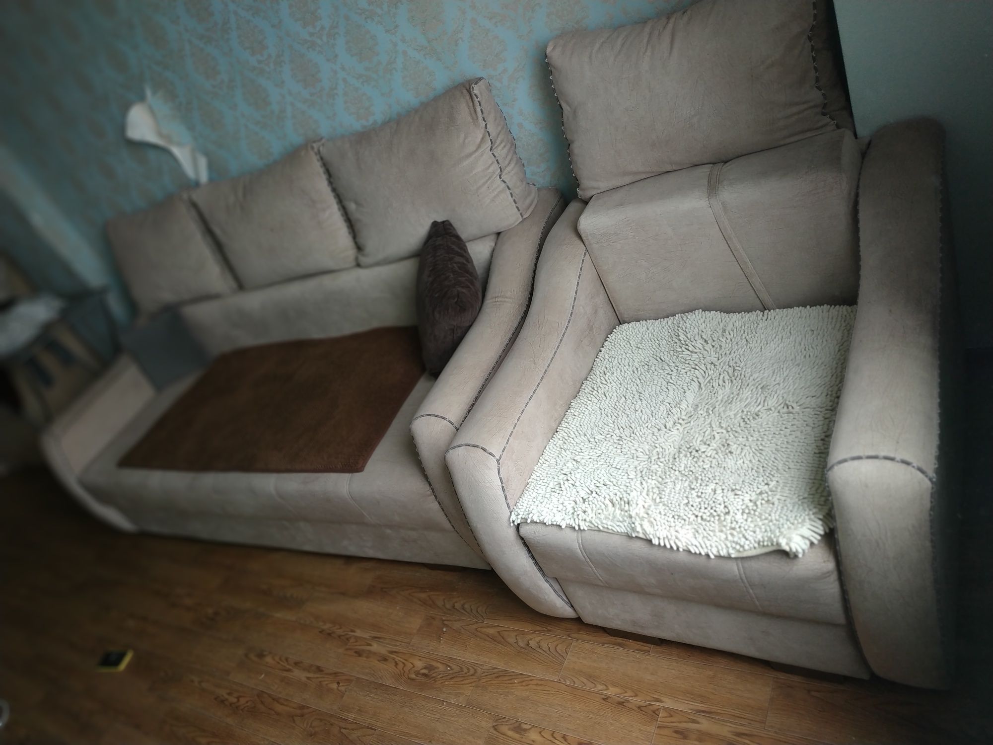 Почти новый диван с креслой