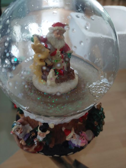 Коледен музикален венец и подарък.