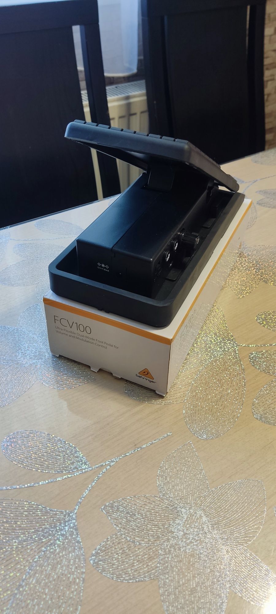 behringer Педал за контрол на звука и модулация FCV100 
TBD