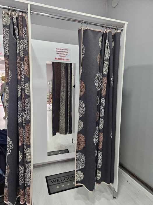 Vând urgent Cabina de proba si panouri Slatwall  alb lucios