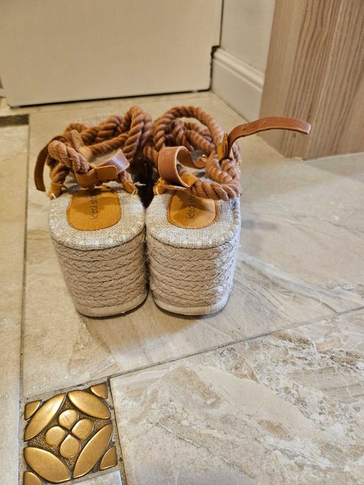 Дамски сандали с каишки на платформа и дамски сандали Bershka