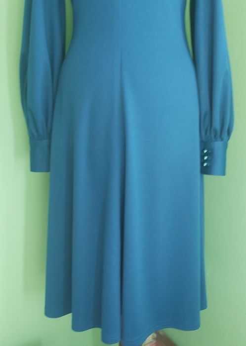 Rochie din tricot fără umeri.