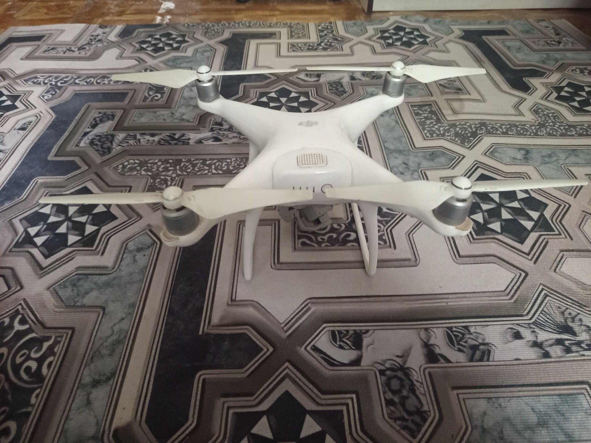 Рабочий дрон DJI Phantom 4