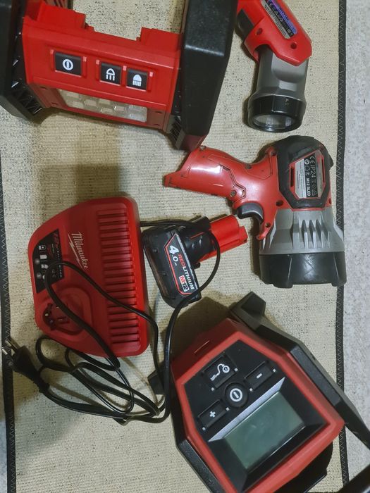 Milwaukee M12, lanternă, proiector și compresor