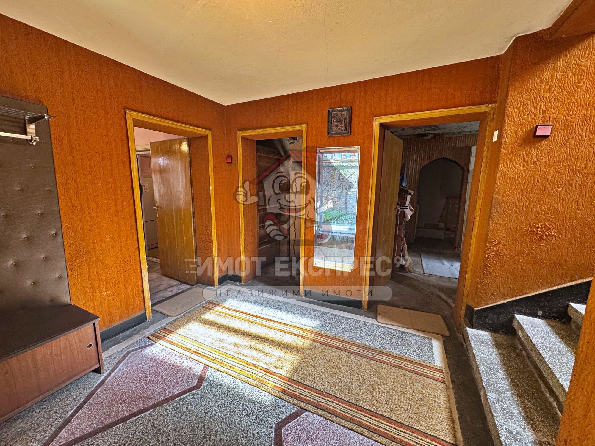 Самостоятелна къща, с двор, 156кв.м, с три спални, кв.Изток