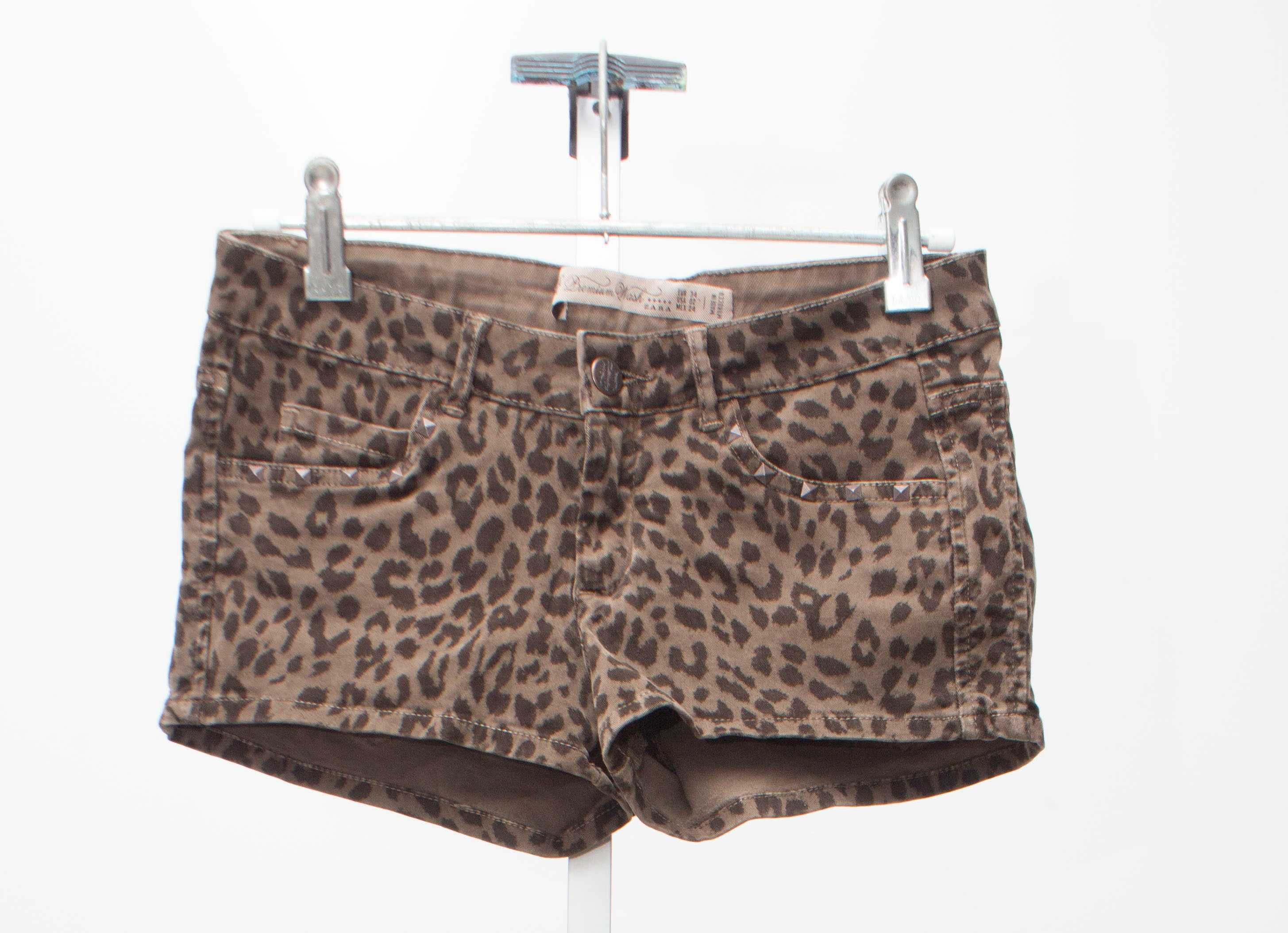 Pantaloni scurți animal print marca Zara