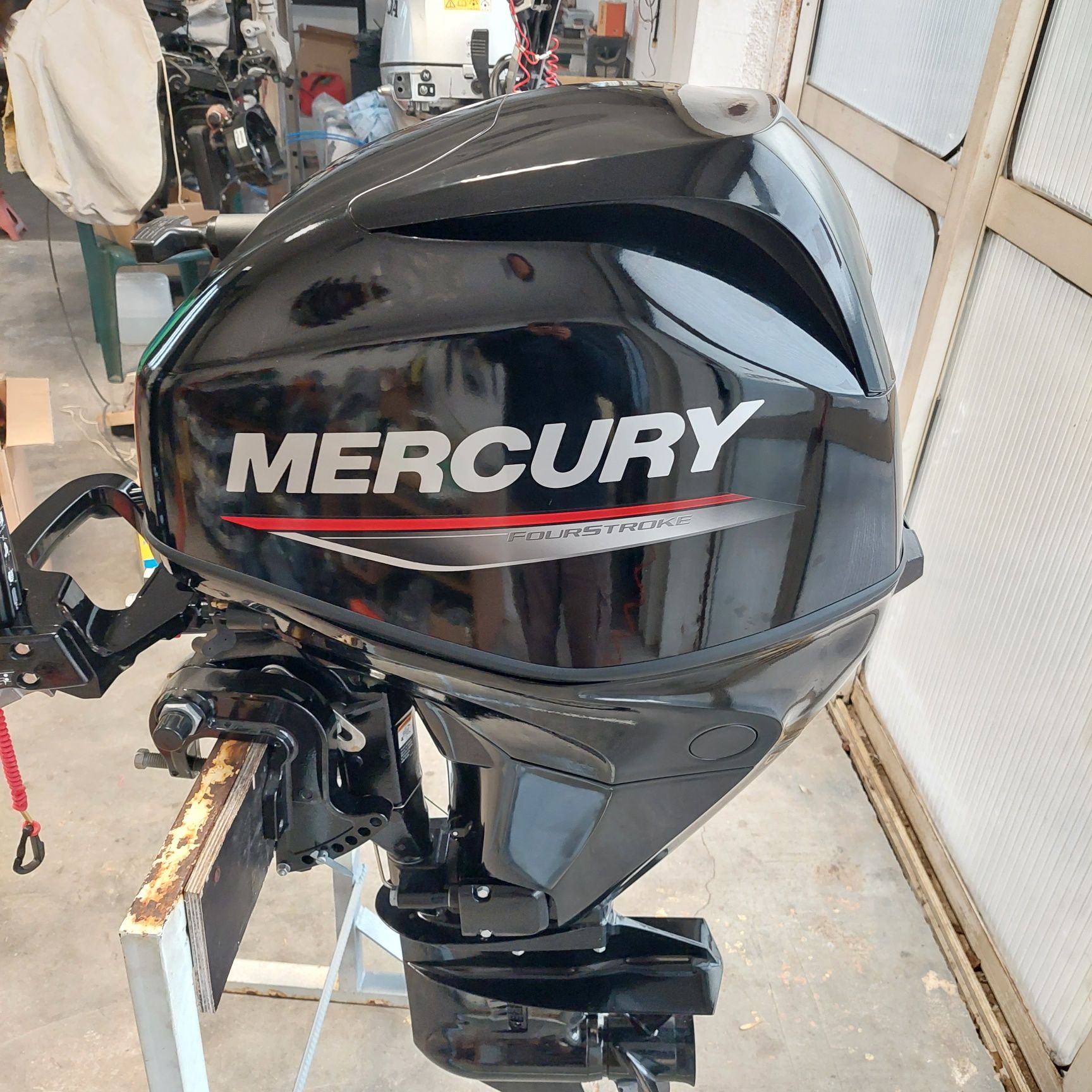 Двигател за лодка Mercury F25MH EFI къс ботуш със зарядно 12V