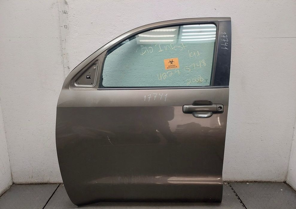 На Toyota Sequoia — Передняя дверь.