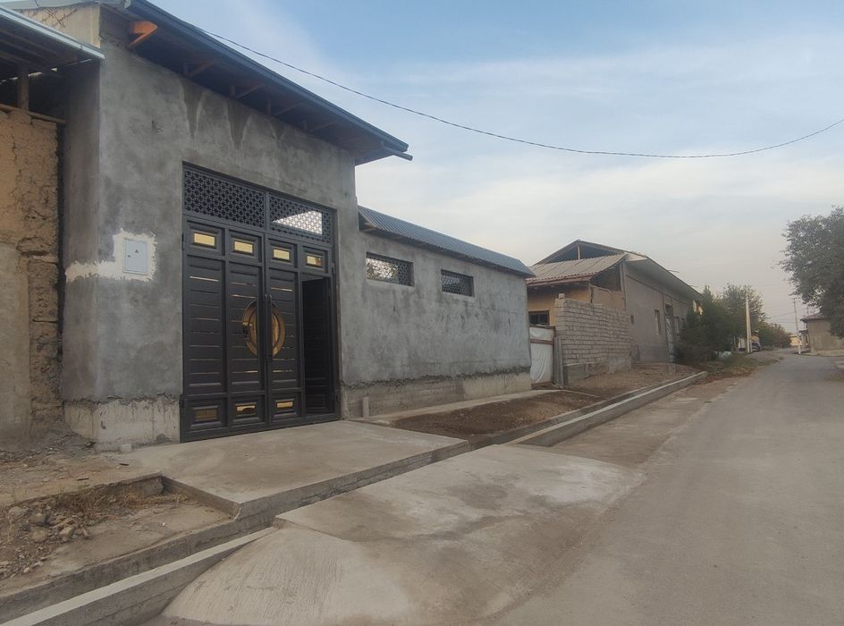 Zangiota ziyoratgohidan 200 metr uzoqlikda hovli sotiladi.