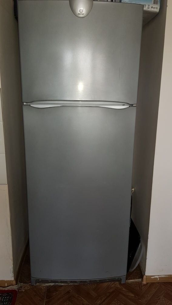Продам холодильник indesit 20000