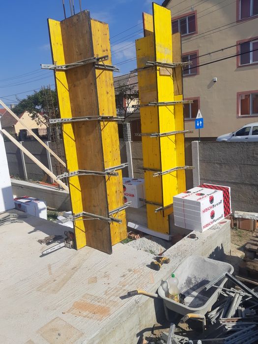 Echipa meseriasi executam case la rosu.