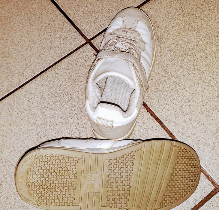 Adidasi H&M in stare foarte buna marimea 34 cu scai