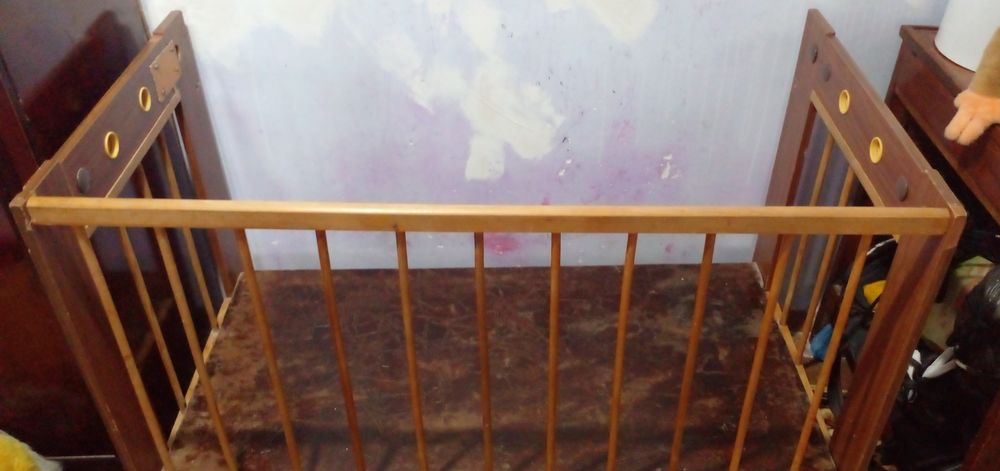 Детская кроватка с матрацем.