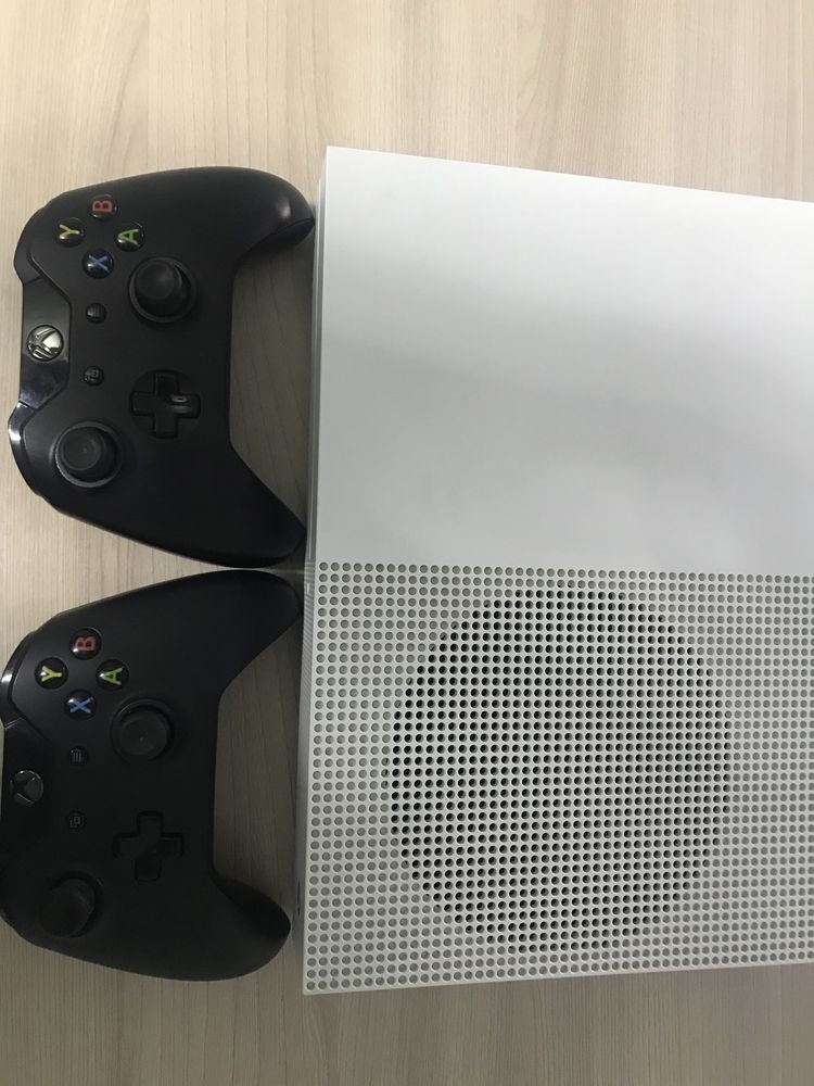 Xbox One S В отличном состоянии