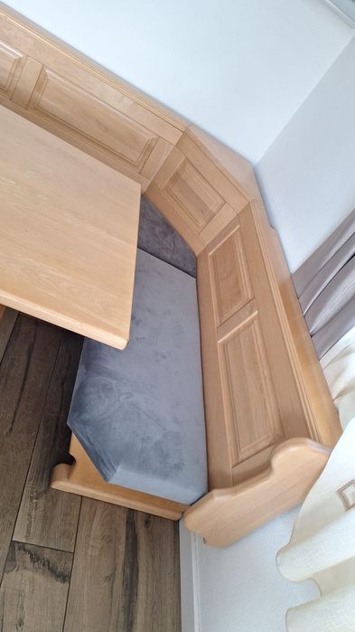 Coltar bucatarie cu masa și scaun