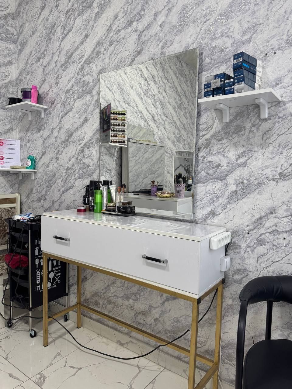Salon jihozlari srochna sotiladi