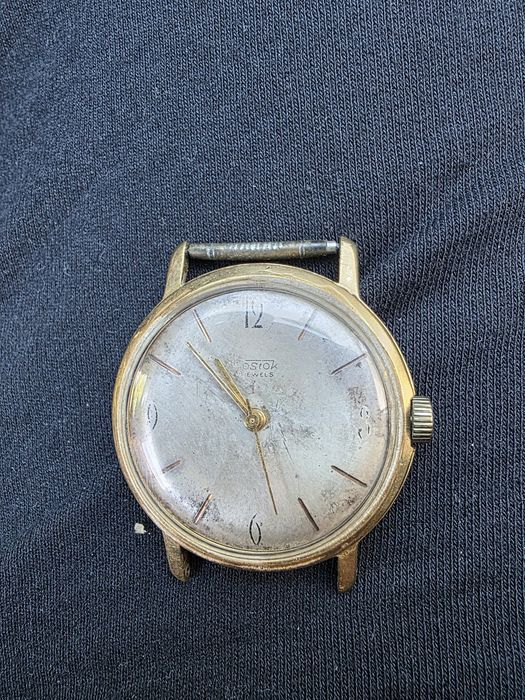 Obiecte vechi, ceasuri si medalie.