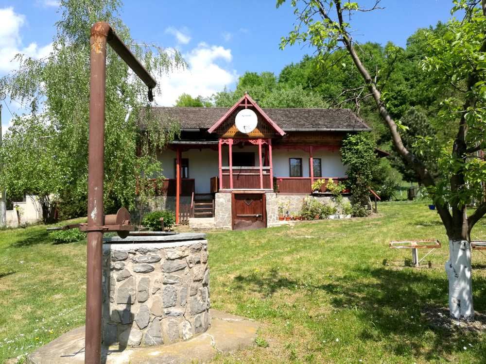 Casa traditionala si teren, zona insorita langa Campina