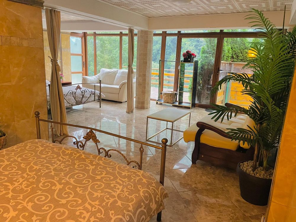 Inchiriez casa de vacana vila cabana  pe malul lacului tarnita marisel