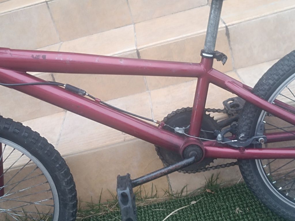 Bicicleta BMX cu peguri