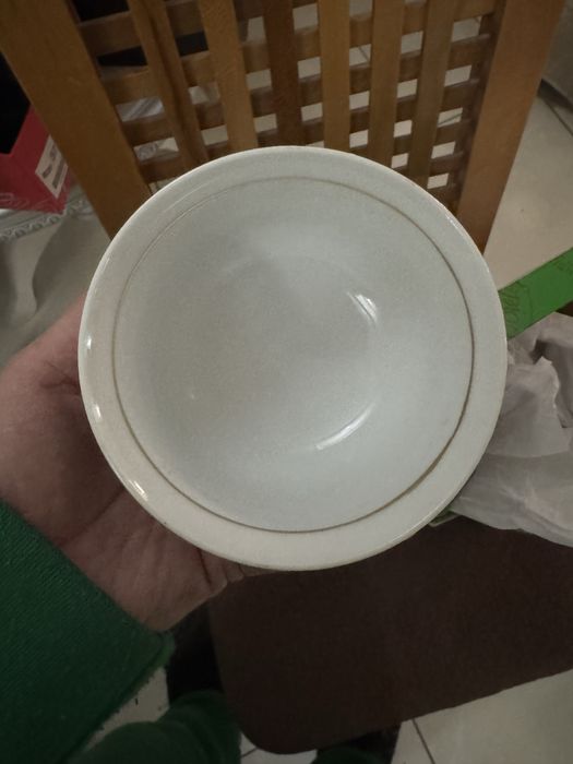 Посуда вазы шторы ковры мебель холодильники стаканы, кровати, конционе